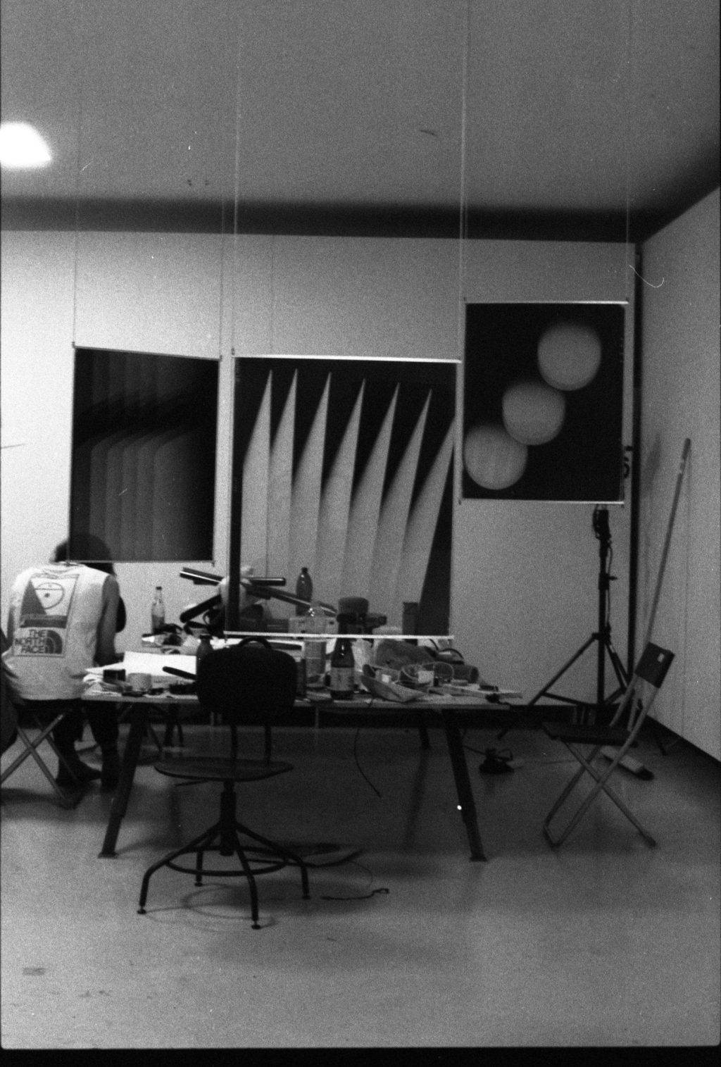 Foto z instalace výstavy Experimenting myself - výstup z workshopu s Peterem Puklusem