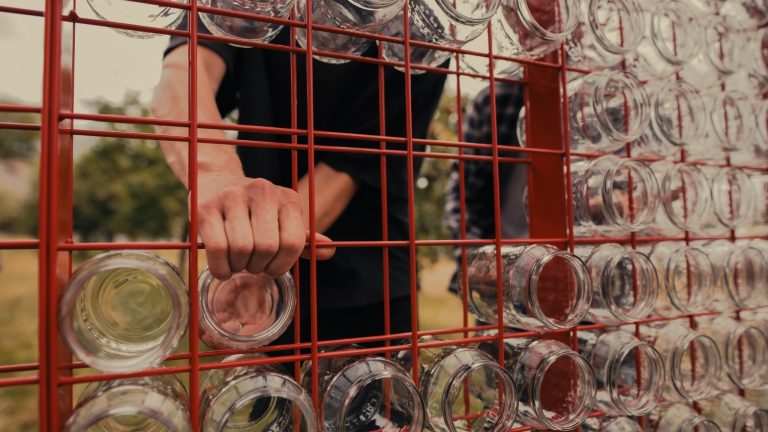 Do připravené konstrukce se postupně vkládají prázdné zavařovací sklenice od produktů privátní značky K Jarmark
