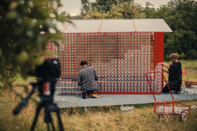 Experimentální skleník vznikl ve spolupráci s Maxem Koreisem a Romanem Marešem z ateliéru dvoutakt s nímž Kaufland spolupracoval už při své loňské účasti na Designbloku
