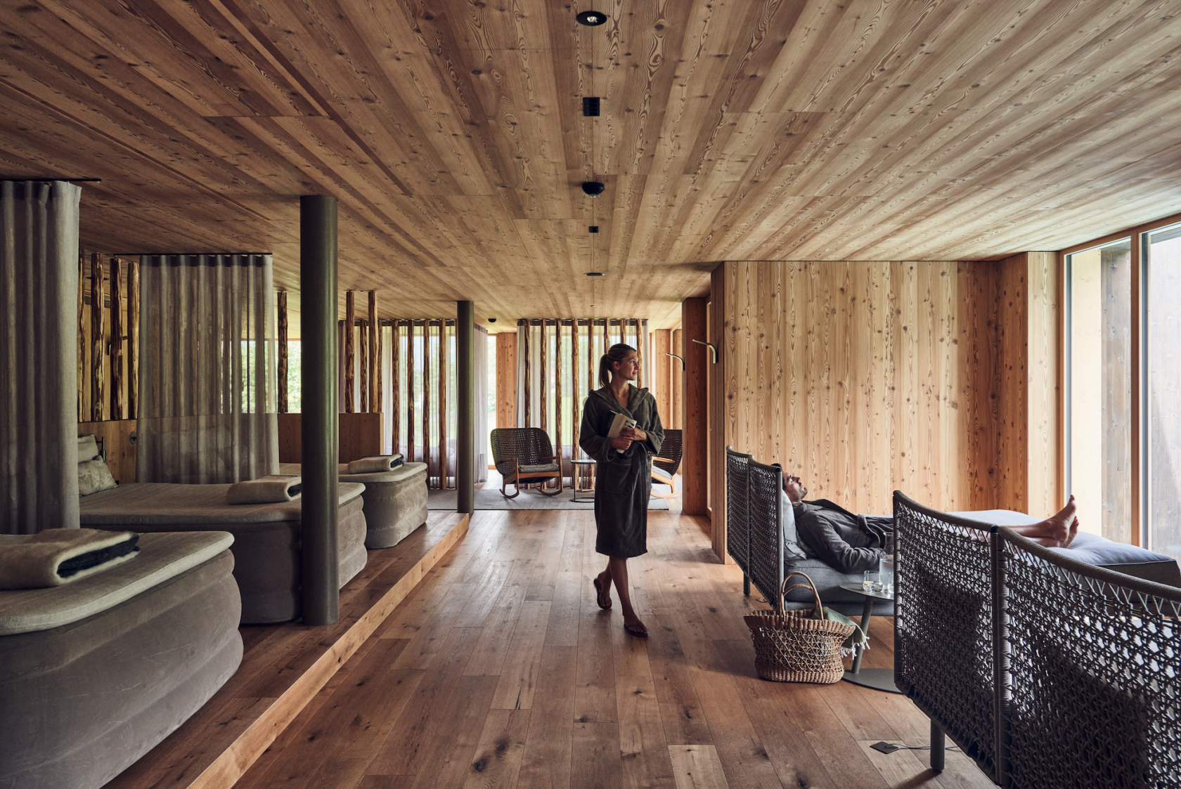 Relaxační místnost s vyhlídkou na hory