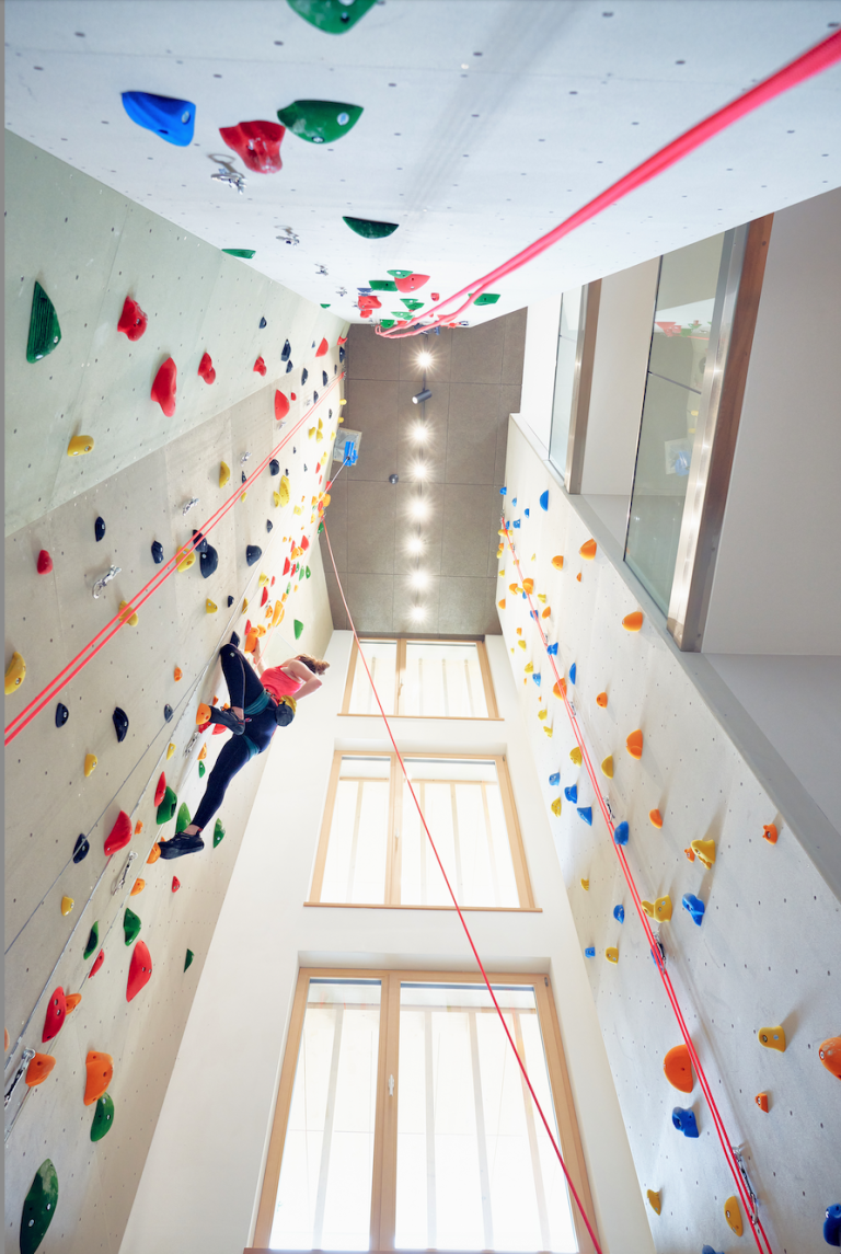 Lezecká stěna v jedné z věží hotelu