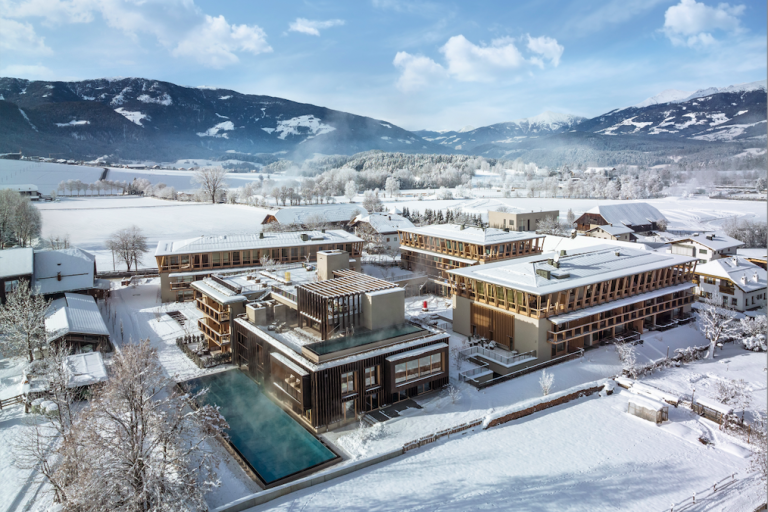 Hotel Falkensteiner Kronplatz je usazený na úpatí hor