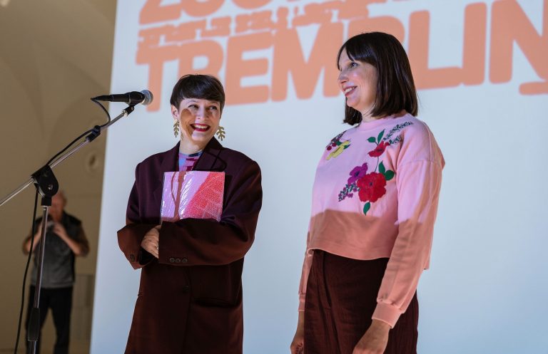 Vernisáž zahájení výstavy. Šéf kurátorka Tea Zachová s umělkyní Zsófií Keresztes