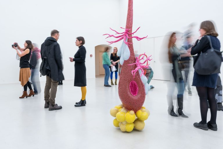 Sochám sluší minimalistické a čisté prostředí galerie