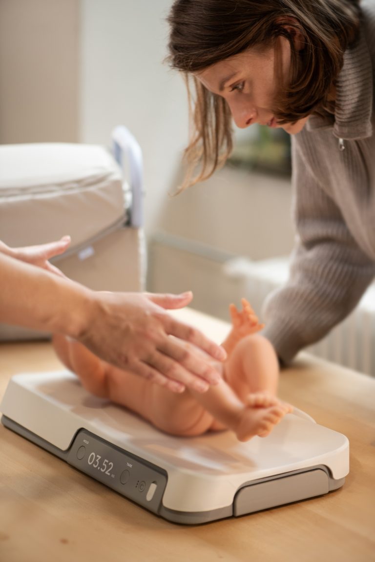 Váhu a tašku vyráběly dvě různé firmy nezávisle na sobě. Cílem je najít způsob, aby mohli být produkty vyráběné jako balíček jednou firmou