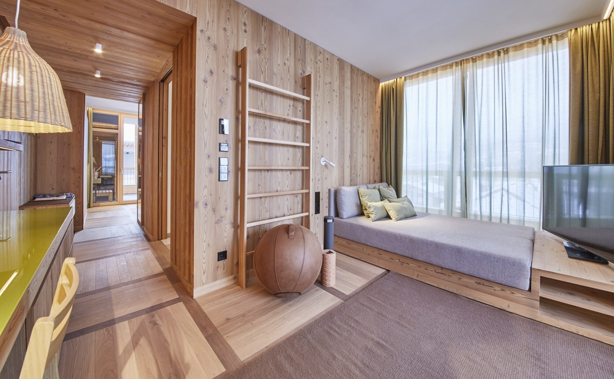 Pohled do interiéru pokoje Hotelu Falkensteiner Kronplatz s odpočívadlem a žebřinami