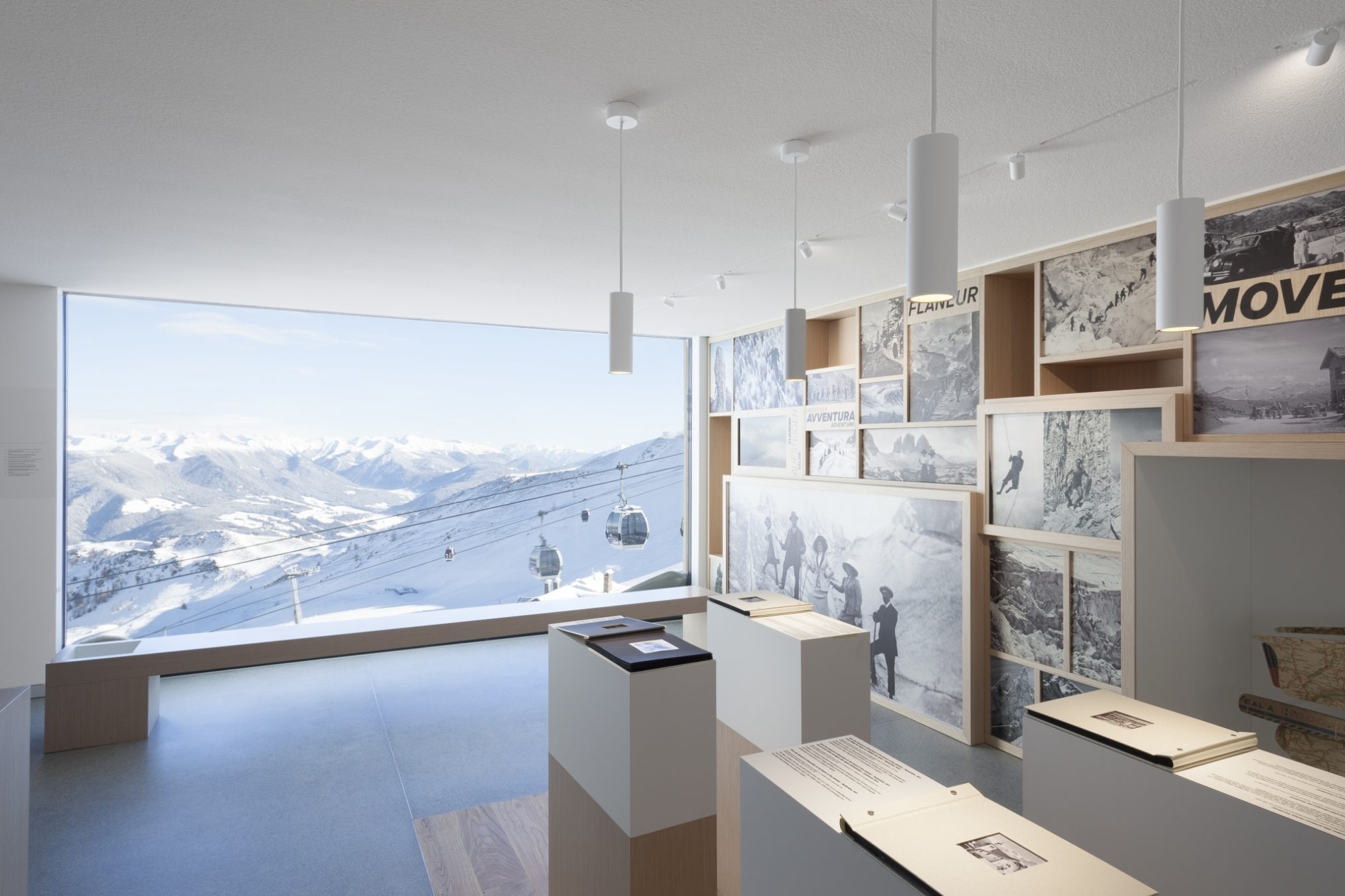 Minimalistická architektura pouze doplňuje své okolí. Hlavním prvkem je tu stále ještě okolní příroda