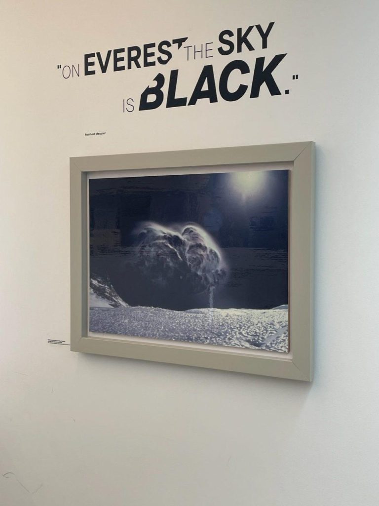 "Na Everestu je nebe černé", fotografie Reinholda Messnera v Muzeu Lumen