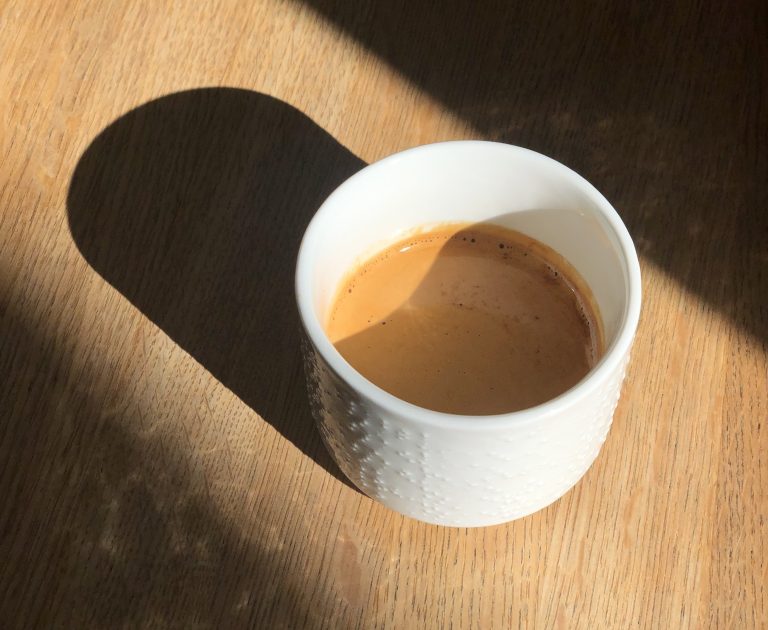 Cafe Tvaroh spolupracuje s Karolínou Jeřábkovou, která se zaměřuje na porcelán a jeho využití v kavárenském prostředí.