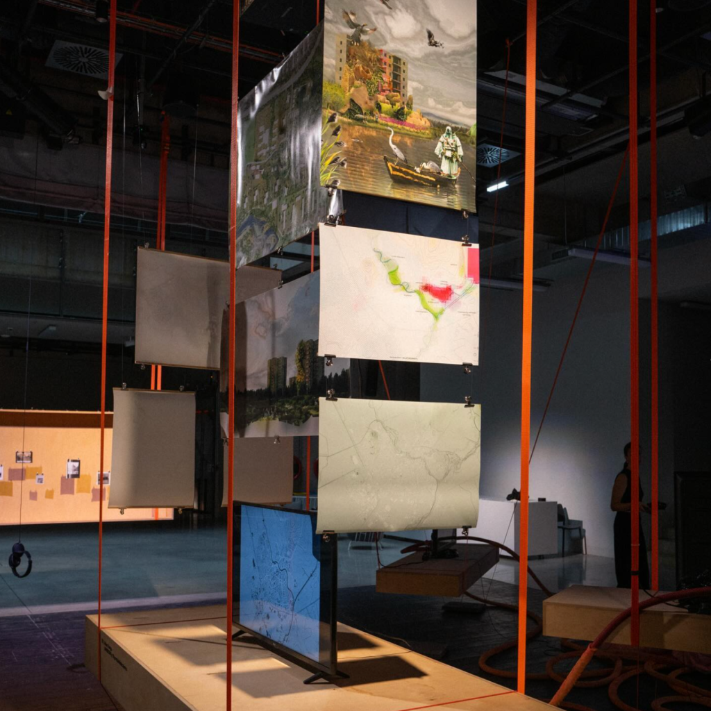 Závěsný systém výstavy Alterace