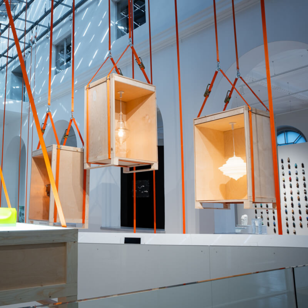 Závěsný systém výstavy Vzhůru!