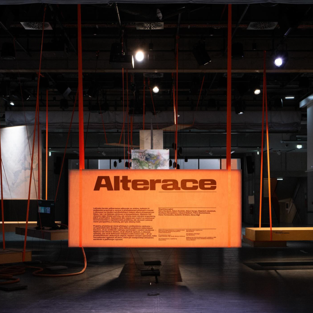 Výstava Alterace byla nainstalována ve velké aule závěsným systémem přichyceným k vestavěné ocelové konstrukci
