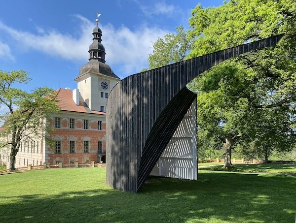 Dílo Karbola balancuje na hraně sochy a architektury. Zajímavý je i časový koncept. Vlivem počasí bude materiál zvětrávat