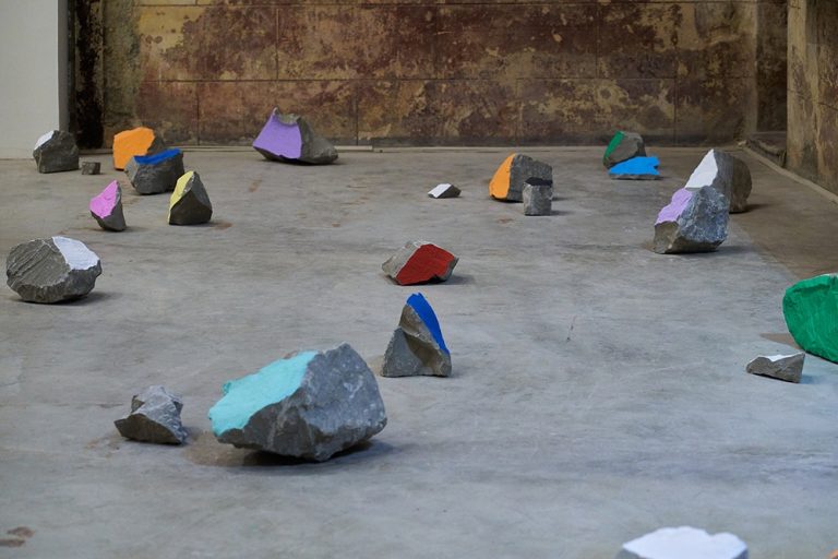 Ústředním dílem sochařského parku je instalace s názvem Pétalos de Piedra od Pascala Marthine Tayou, která byla v roce 2022 vystavena v Havaně na Kubě