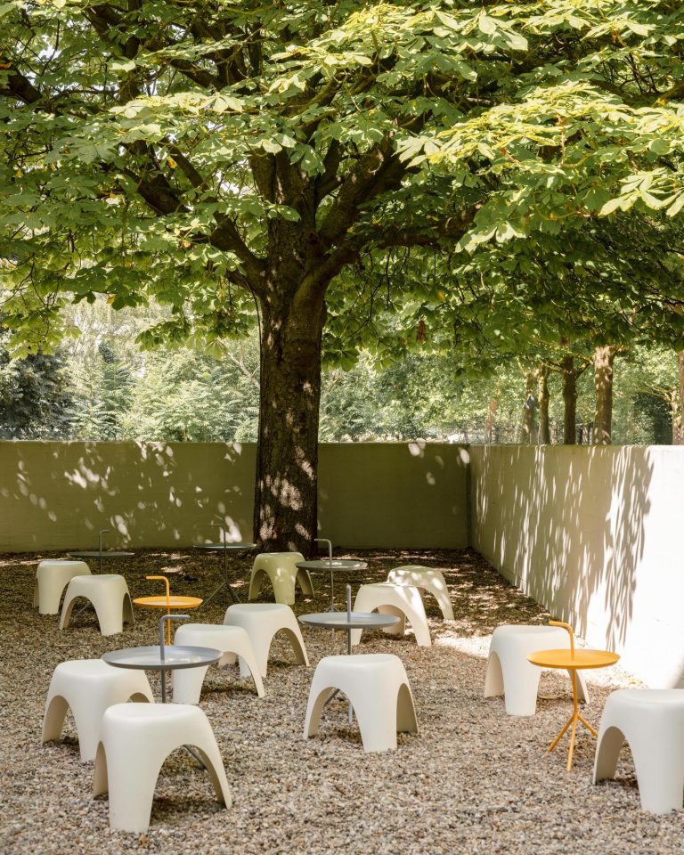 Café Westberlin v přilehlých prostorech König Galerie