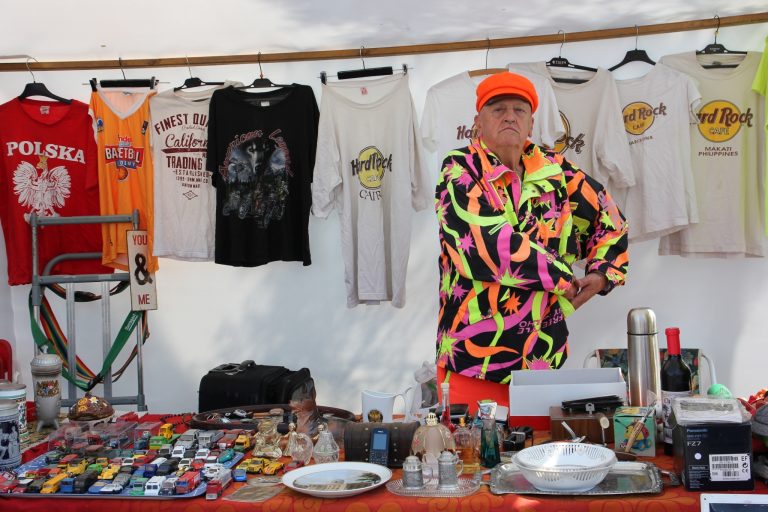 Stánek na bleším trhu v Mauerparku