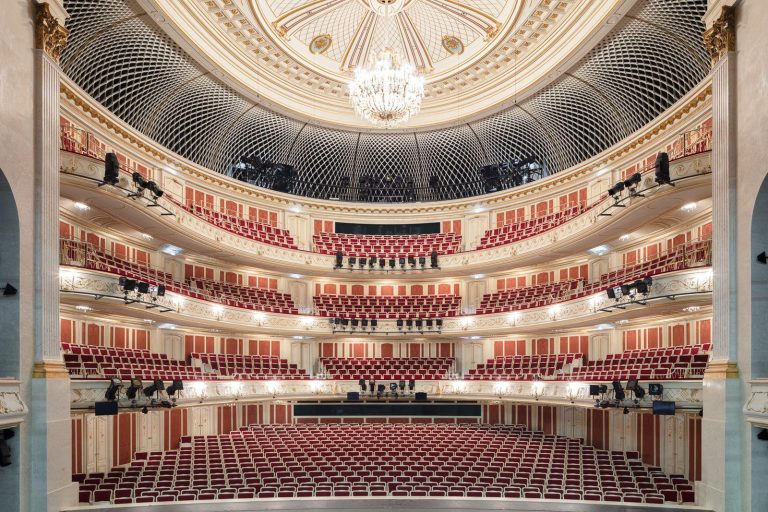 Impozantní několikapatrové hlediště Staatsoper Unter den Linden