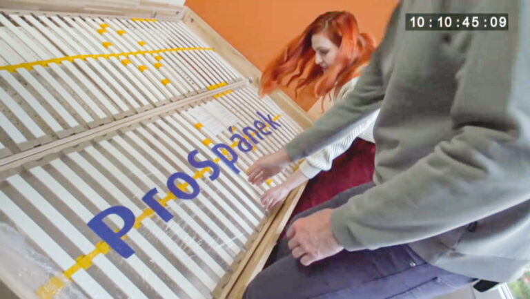 Usazování roštu do rámu postele