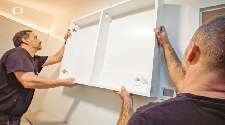 instalace úložného prostoru za zrcadlem