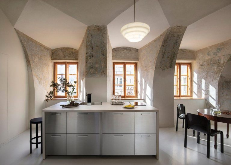 Vážnost kleneb a odhalené stěny, které připomínají prostory kláštera, jasně kontrastují s moderním designem jako je nerezový kuchyňský pult