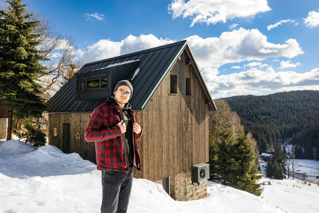 Designér David Eliášek u chaty