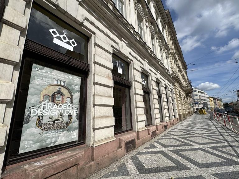 Vizuál k výstavě vytvořila Michaela Karásek Čejková. „Hradec Králové mám spojen s ikonickou architekturou, symetrií a monumentálností,“ říká o svém plakátu.