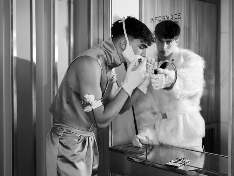 Šest modelů bakalářské práce kombinuje klasické krejčovské principy s prvky stylizace, které čerpají z divadelnosti, noční estetiky a queer kultury.