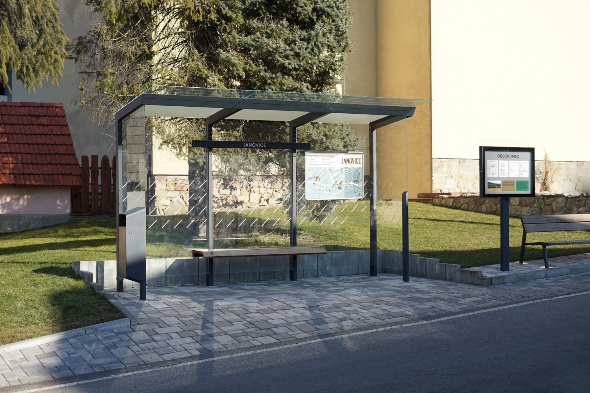 Přístřešky je možné doplnit o další mobiliář. Panely, informační nástěnky nebo odpadkové koše- vše funguje jako celek