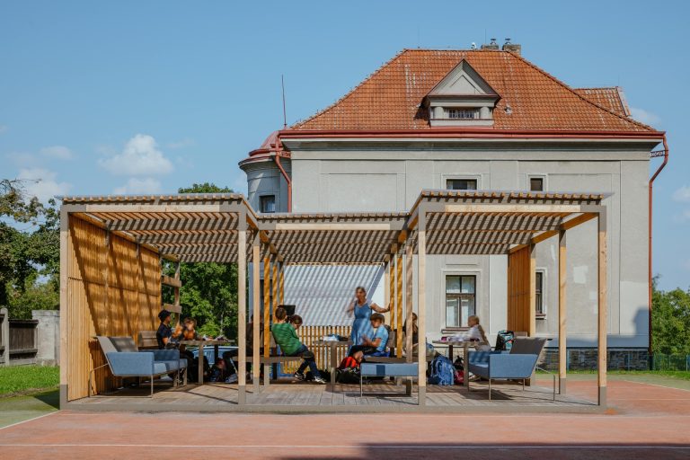 Kostku School si lze variabilně seskládat dle potřeb. Pro venkovní výuku lze spárovat i s prvky jako jsou kreslicí tabule, stoly nebo lezecká stěna