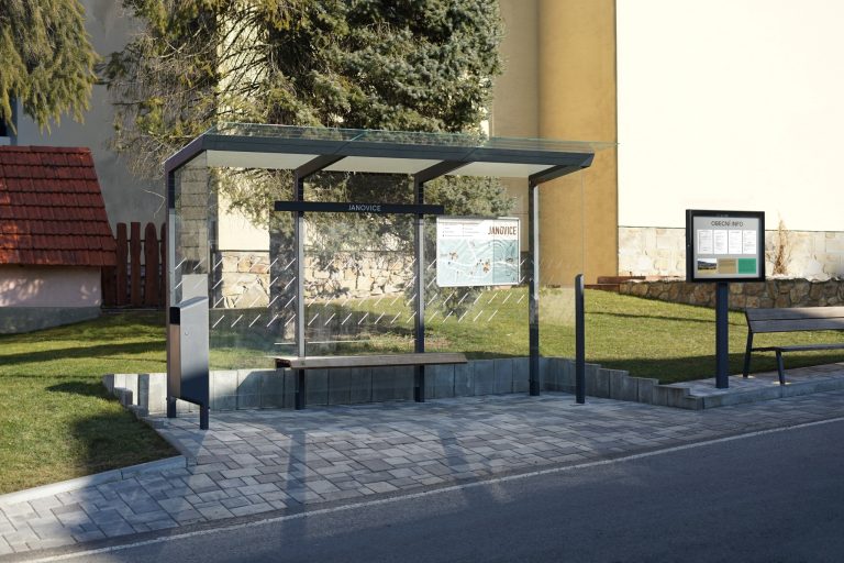 Přístřešky je možné doplnit o další mobiliář. Panely, informační nástěnky nebo odpadkové koše- vše funguje jako celek