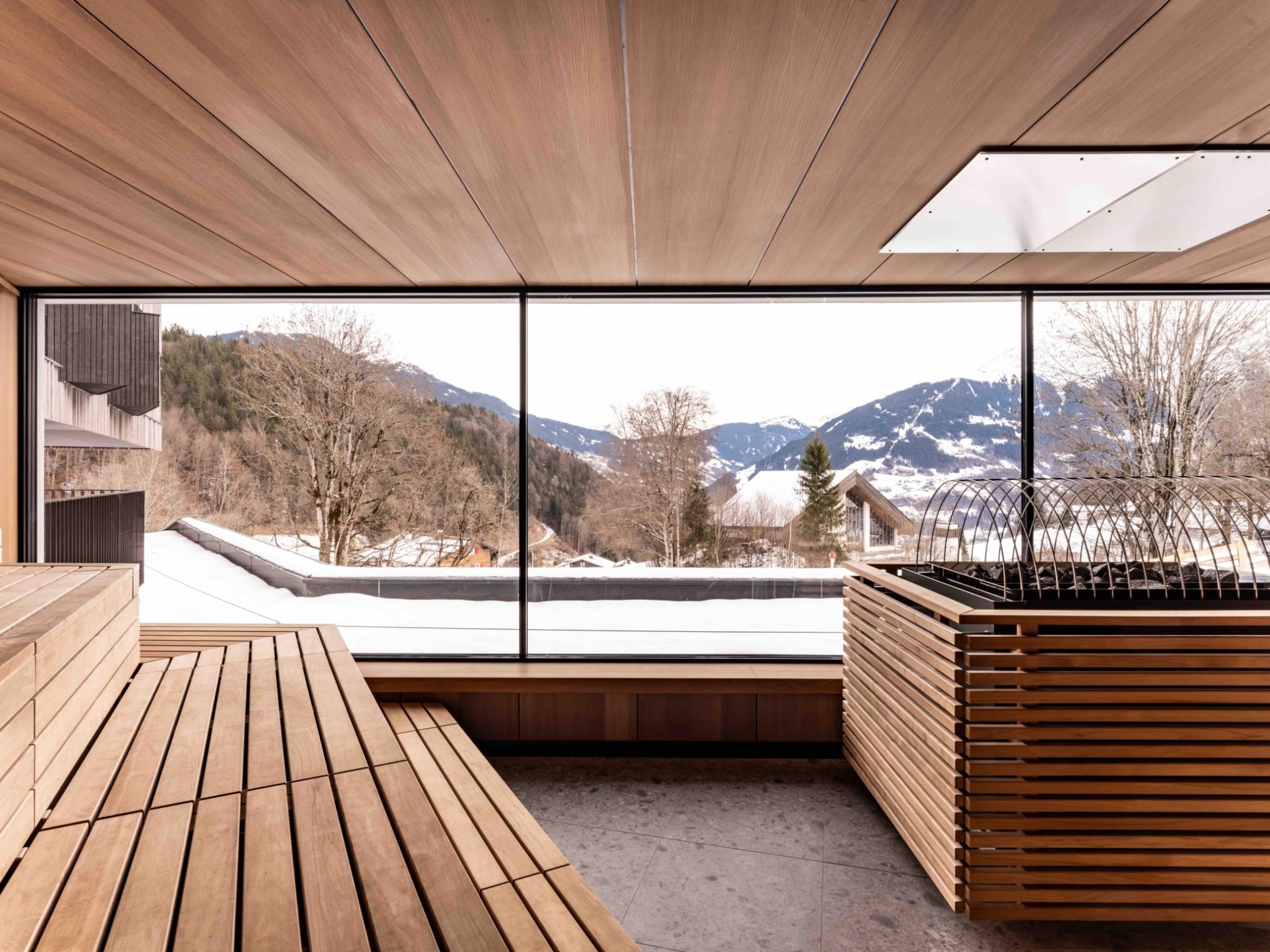 Panoramatická sauna láká jedinečným výhledem na horské svahy a dvakrát za večer si tu můžete užít i řízené saunovací ceremoniály