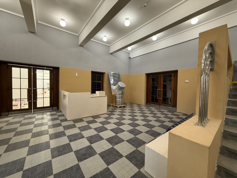 Dům umění v Ostravě ppůvodní vestibul s novým mobiliářem a osvětlením foto Magdalena Stankova