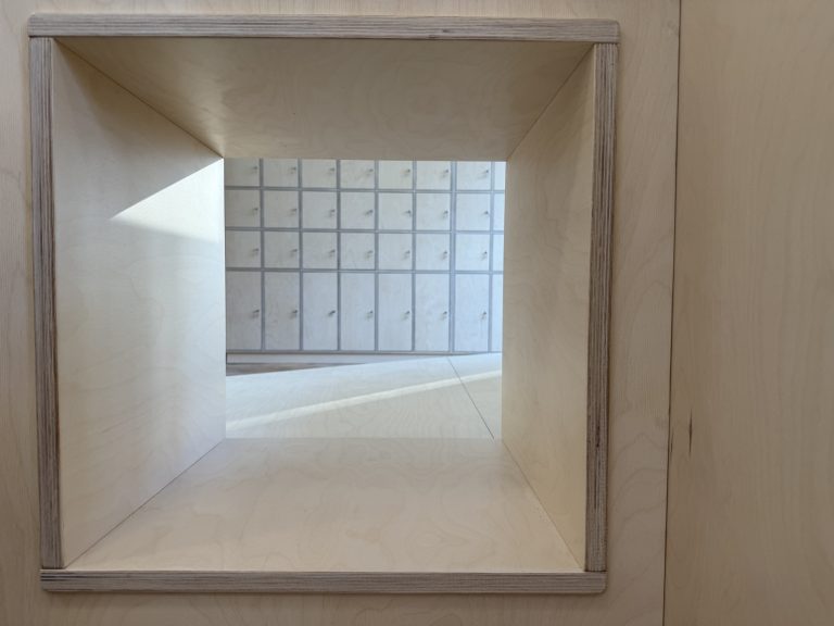 Dům umění v Ostravě průlez do dětské zóny a šatny foto Magdalena Stankova