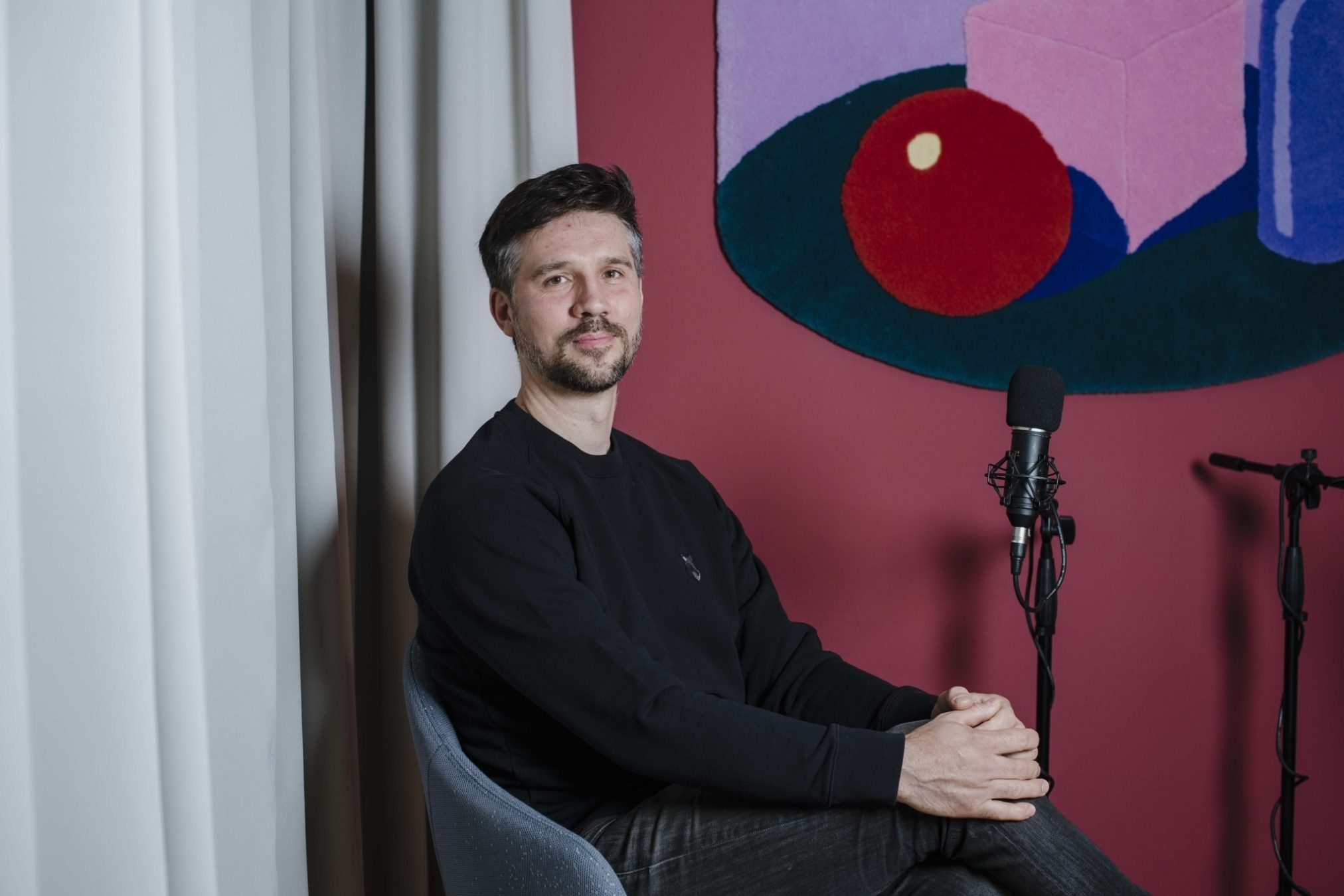 „Výstava, ať už zahraniční, nebo v Čechách, je impuls pro to se hecnout a ty věci posunout. Pokud to nejsou projekty pro firmy, tak je vývoj produktů u mě pozvolnější. Deadline nezaškodí,“ říká Jan Čapek