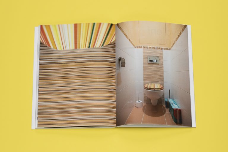 Některé fotografie v publikaci odhalují zajímavé interiérová řešení vlastníků bytů, která spíše poukazují na doby minulé.