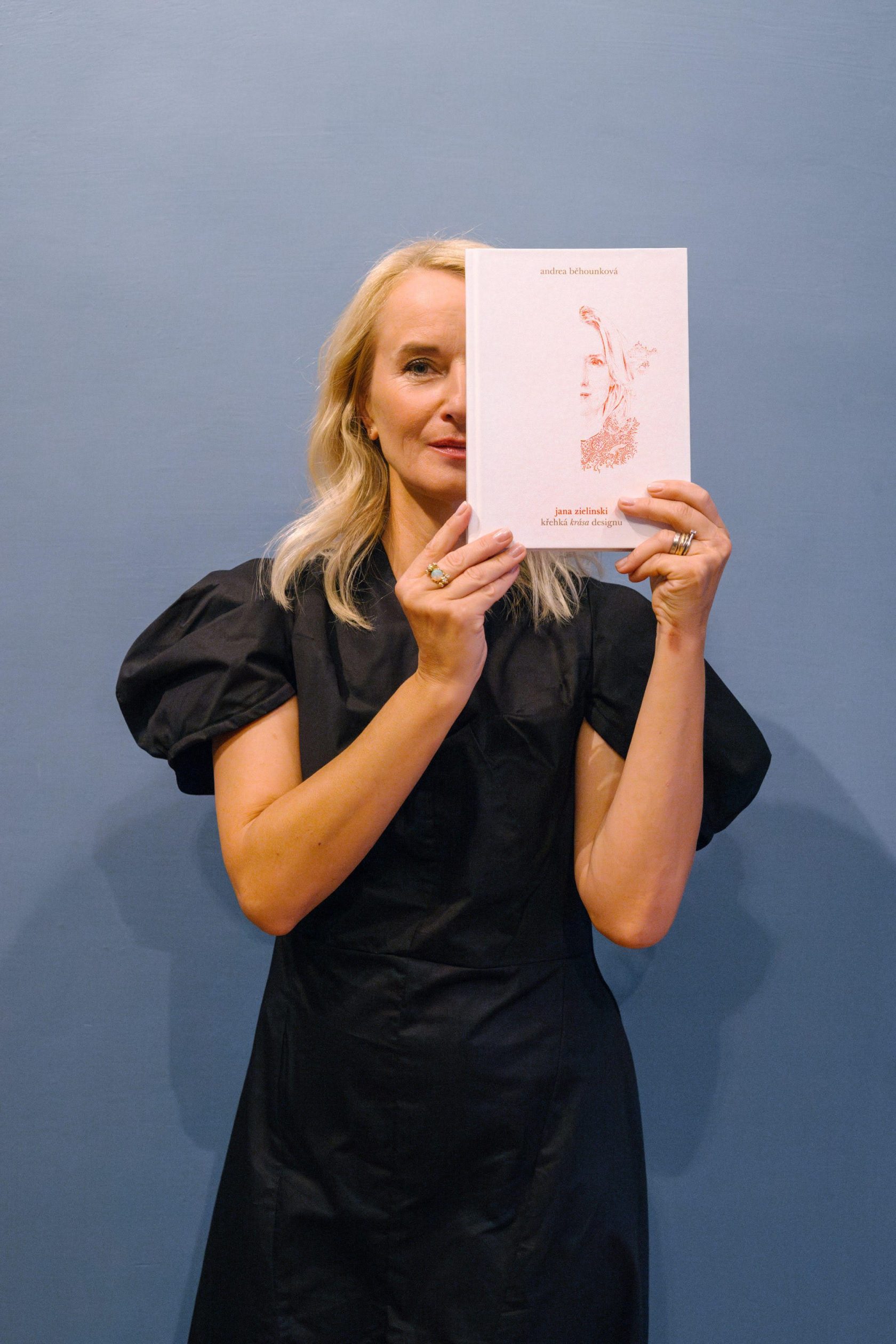 Jana Zielinski s publikací Křehká krása designu Zdroj: Albatros media
