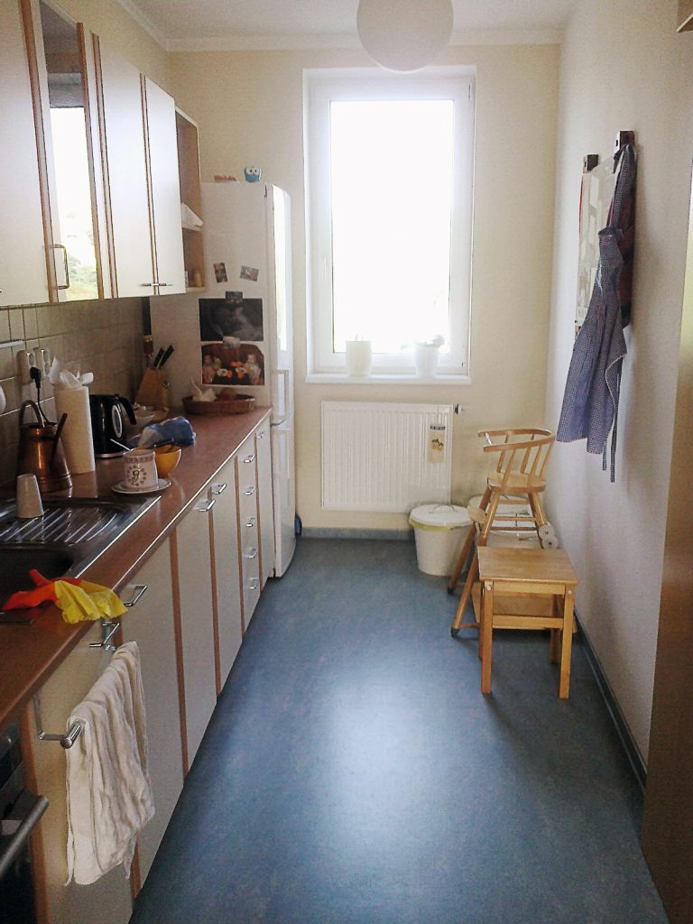 Nenápadnou linku jsem před sedmi lety zdědila po předchozím majiteli bytu. Přidala jsem jen bílé kyblíky z IKEA na odpad a milované štokrle a řekla si:  „Až jednou...“