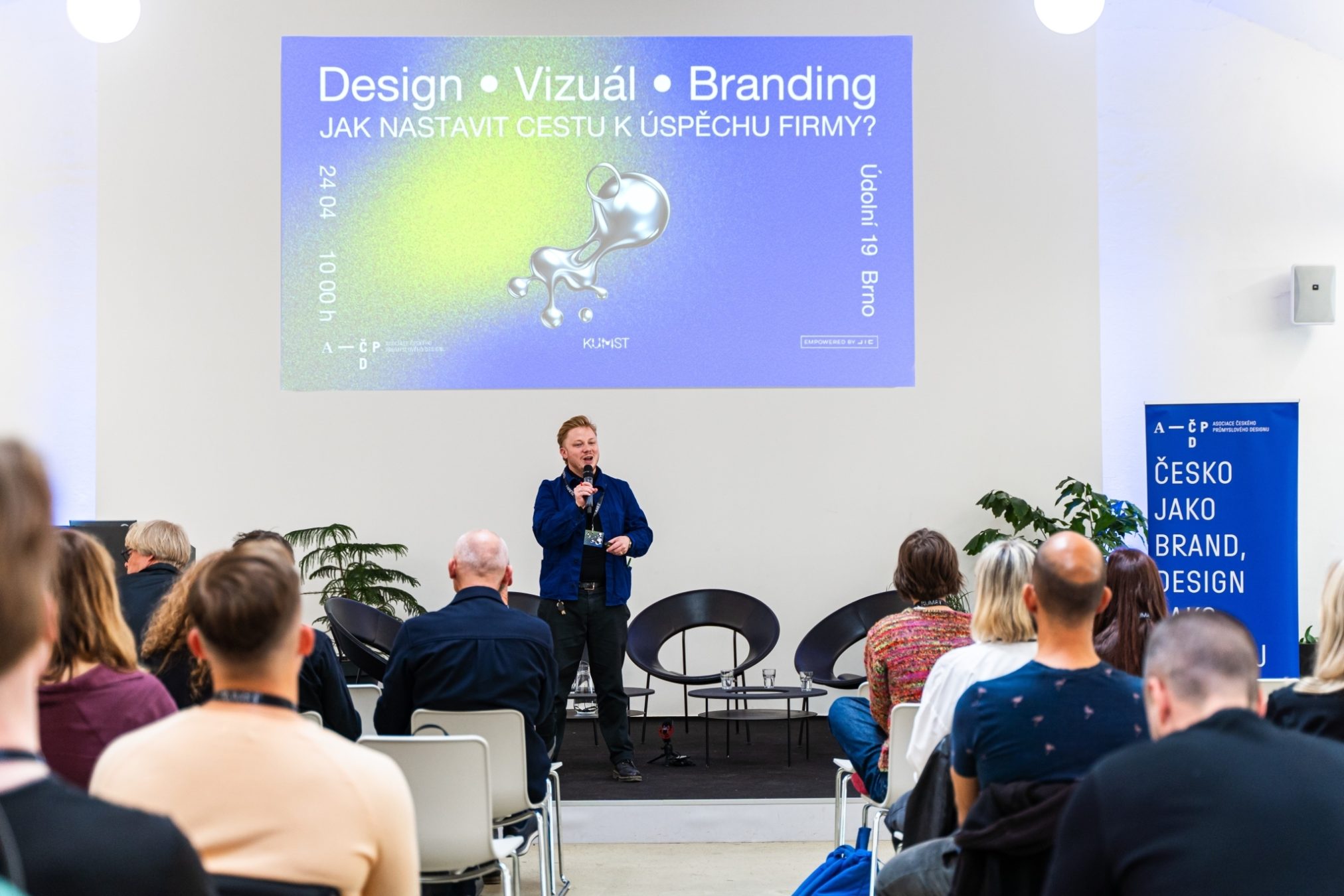 Do KUMSTu můžete zajít na 1:1 poradenství, nabízí ale spousty přednášek a workshopů. Spoustu know-how sdílí i ve svém podcastu