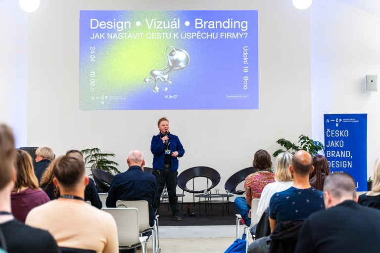 Do KUMSTu můžete zajít na 1:1 poradenství, nabízí ale spousty přednášek a workshopů. Spoustu know-how sdílí i ve svém podcastu