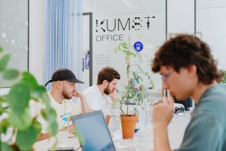 Bez dostupného coworking by to nebyl ten správný hub! V prostorech najdete ale i stálé kreativce mezi které patří Kera studio, Less & Better nebo Nestydo