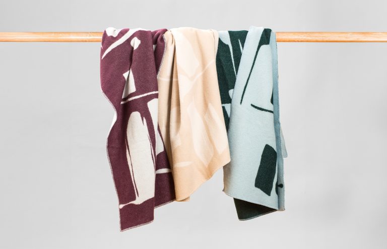 Plédy pro kolekci Bold Overlock byly navržené ve fialovo-šedé, zeleno-modré a béžovo-hnědé variantě