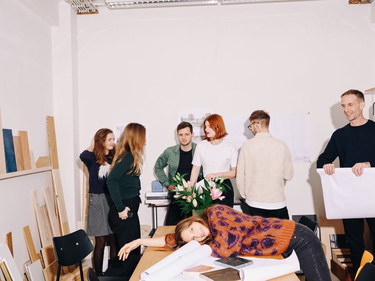 Foto Lenky a jejích kolegů v ateliéru na Letné r 2023 autor Hana Knížová