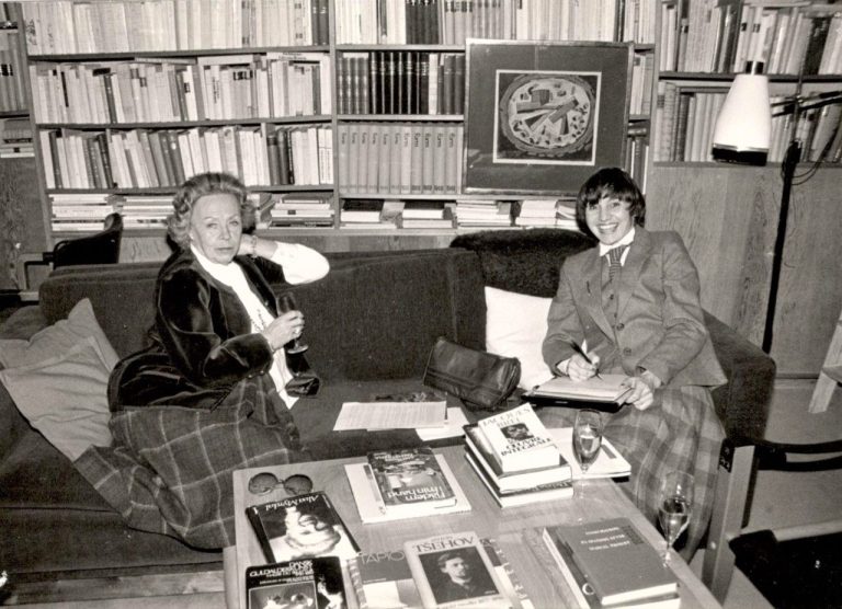 Villa byla postavena pro pro manžele Harryho a Maire Gullichsenovy, zámožné mecenáše moderního umění. Lenka Žižková s Maire (1983)