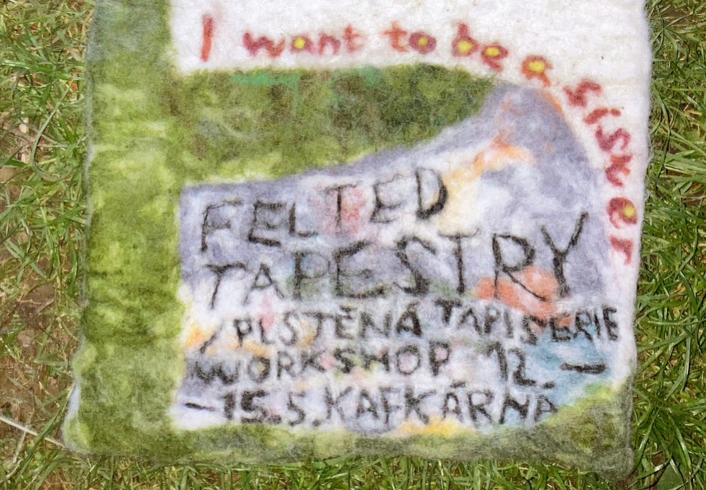 Náměty obrazů jsou inspirované vzpomínkami na dětství, na mé sestry, ale také vyprávěním respondentek, mých blízkých a účastníků workshopu.