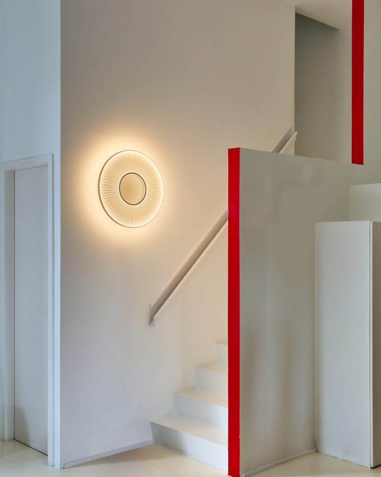 Elegantní kombinace bílého textilního stínidla, štíhlé konstrukce v úpravě gunmetal a podstavce z bílého nebo černého mramoru vytváří ikonický designový objekt pro moderní interiéry.