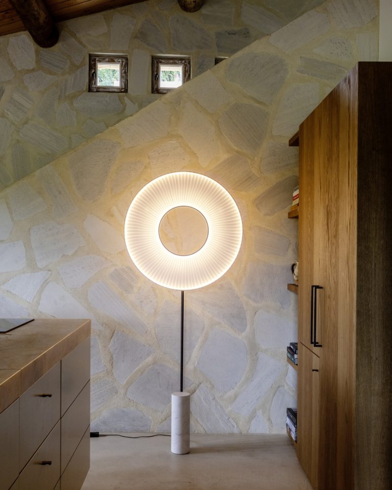 Stojací lampa IRIS nabízí jemné, silné a difuzní světlo, připomínající přirozený svit hvězdy
