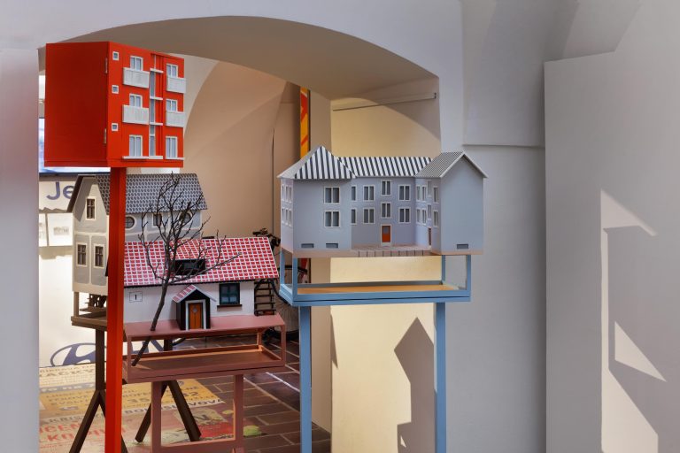 Projekt Kateřiny Šedé zpracovává téma ptačích budek, které mají podobu původních domů, ve kterých důchodci ze Střediska ošetřovatelství a péče Hainfeld prožili svůj život