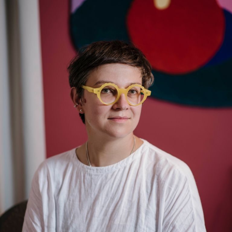 Zakladatelka brandu Nastassia Aleinikava Studio a butiku Kahotski eyewear