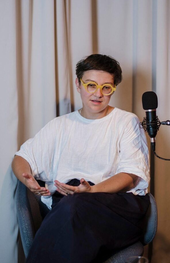 „Když cestuji, vždy vyhledávám něco místního. Do Hmka si zajdu koupit rychle něco basic, čím vyřeším třeba něco roztrhaného, ale když chci věc s upřímným příběhem koukám po lokálnu.“