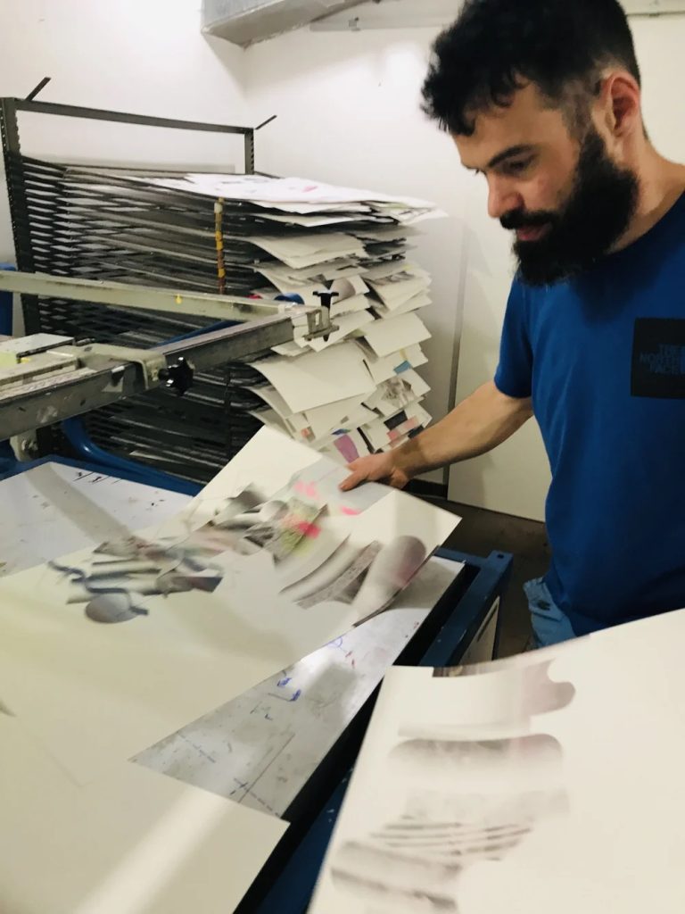 Umělec Matyáš Chochola s Analog Bros vytvořil sérii komplexních sítotisků